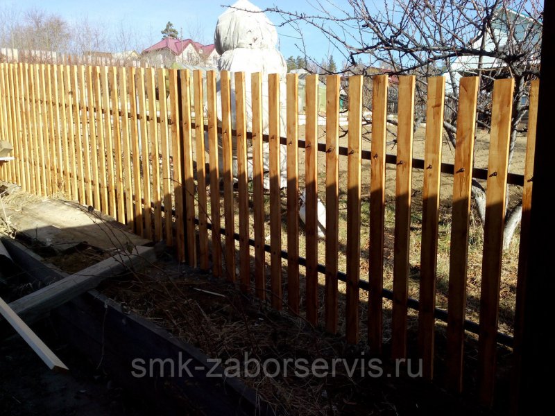 Забор из штакетника деревянного