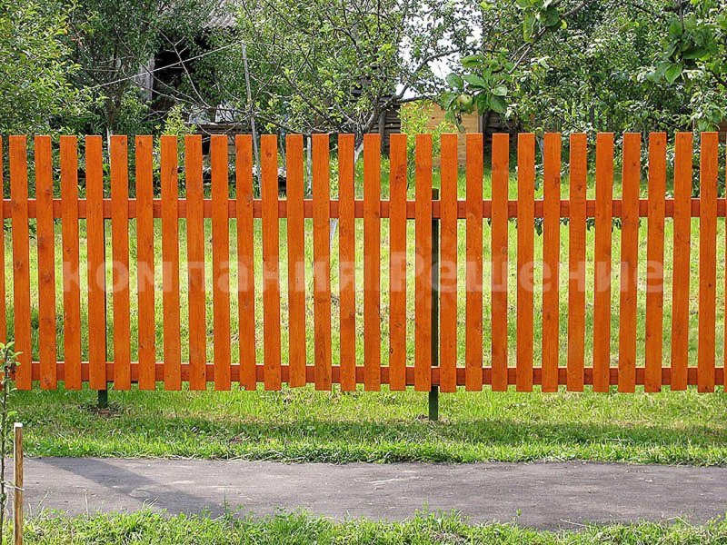 Ограда из штакетника деревянного