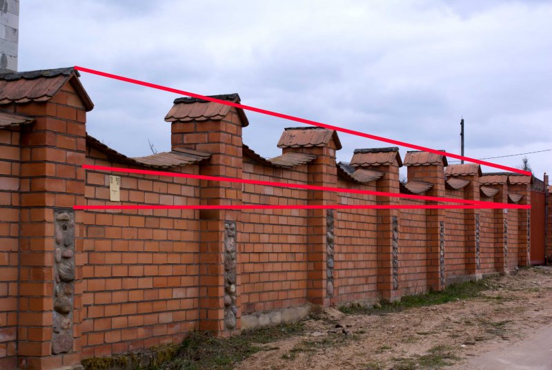 Забор с колоннами из красного кирпича