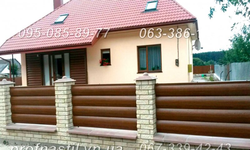 Ограждение из металлосайдинга Золотая сосна