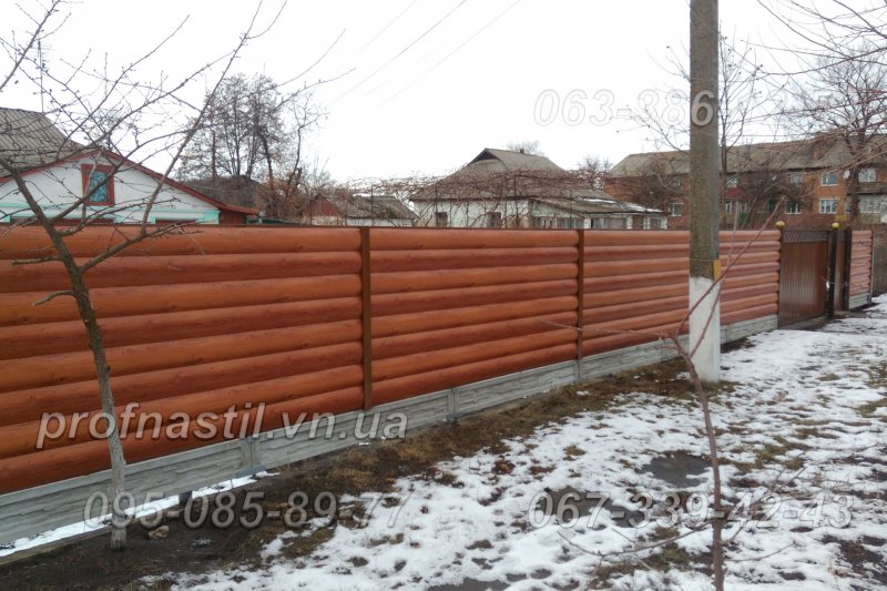 Забор из металлосайдинга под бревно