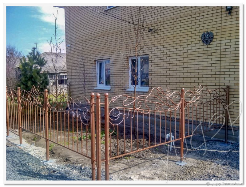 Забор палисадника перед домом