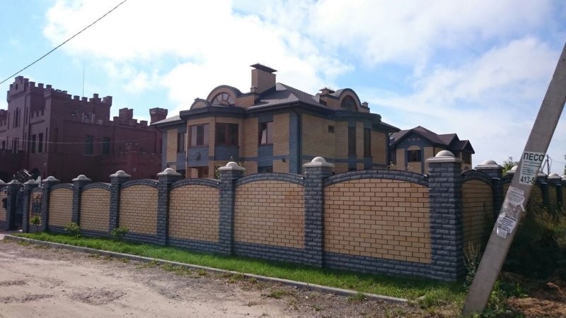 Красивые кирпичные заборы элитных домов