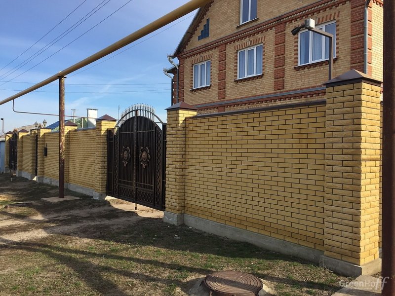 Забор из желтого кирпича