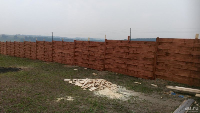 Плетеный забор из обрезной доски