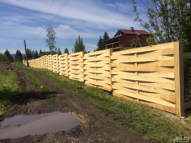 Плетеный забор из необрезной доски