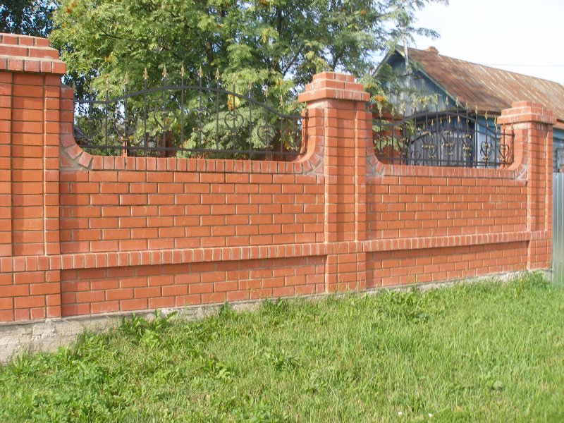 Забор с колоннами из красного кирпича
