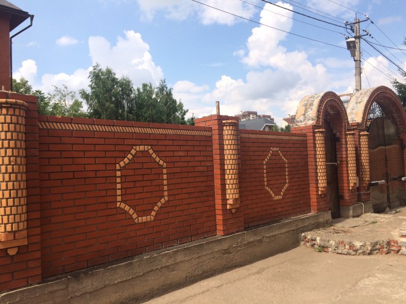 Забор из итальянского кирпича