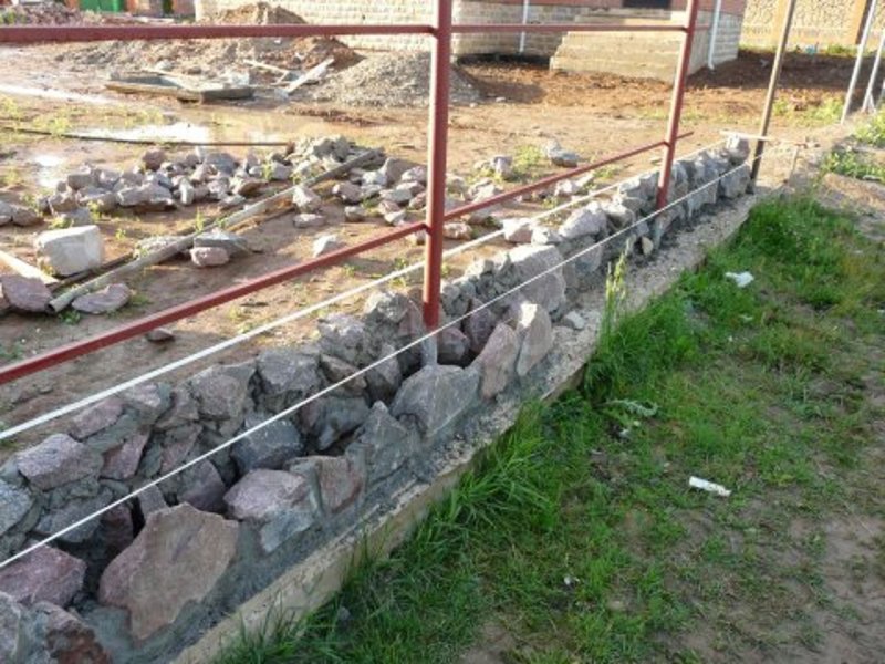 Фундамент под забор из камня