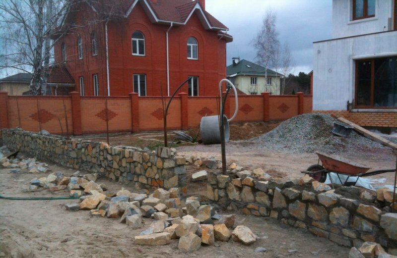 Фундамент забора из бутового камня