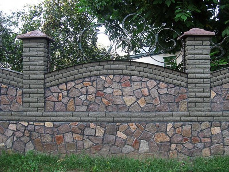 Забор из кирпича и камня