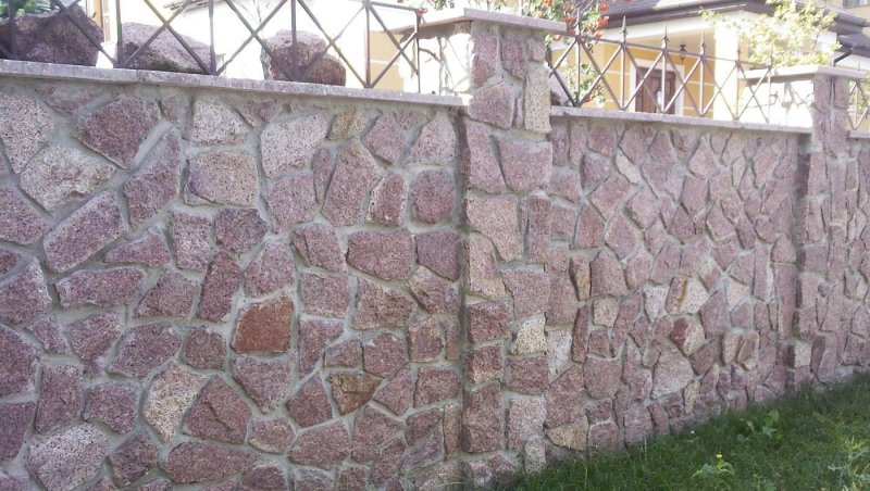 Бутовый известняковый камень забор
