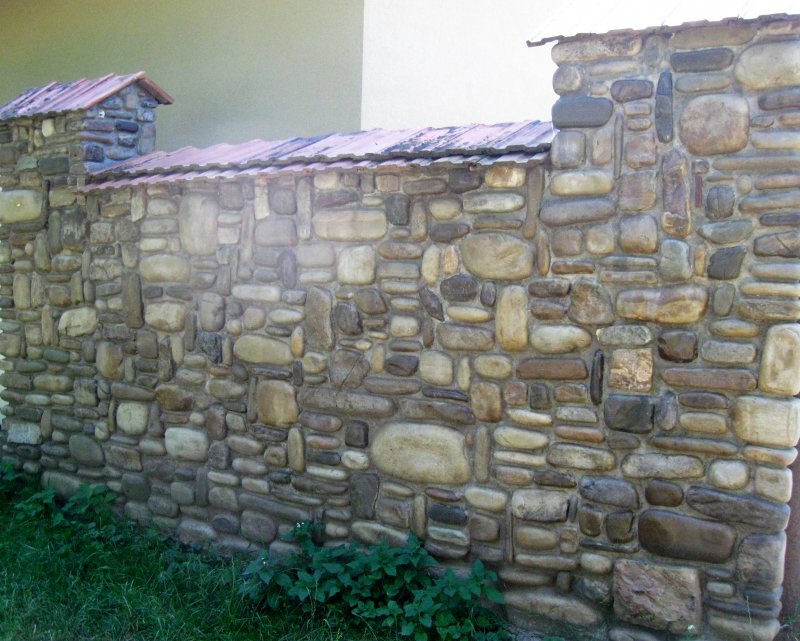 Забор из дикого камня