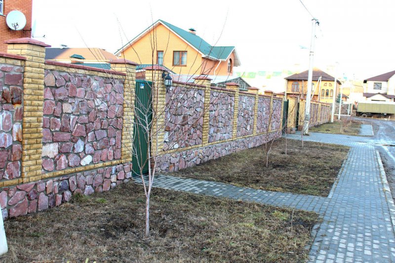 Ограждения на даче из бутового камня