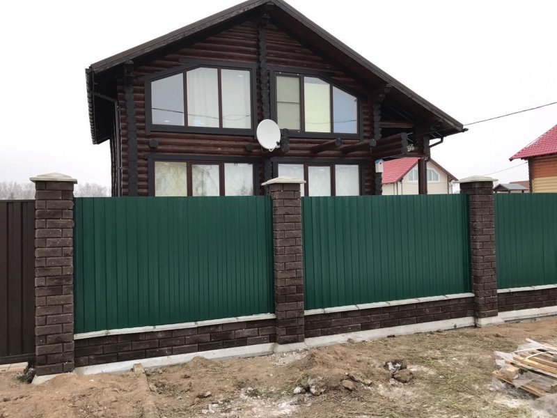 Зеленый забор с кирпичными столбами