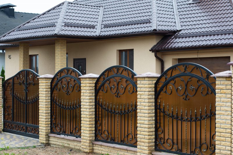 Забор из желтого кирпича