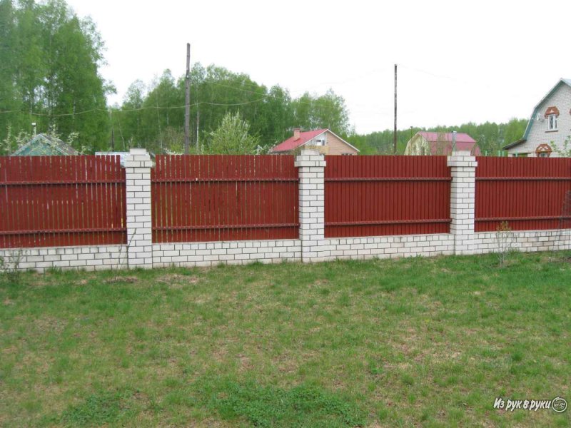 Забор из металлического сайдинга с кирпичными столбами