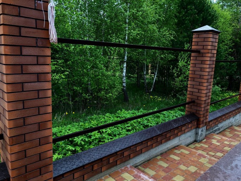 Парапет для забора из кирпича