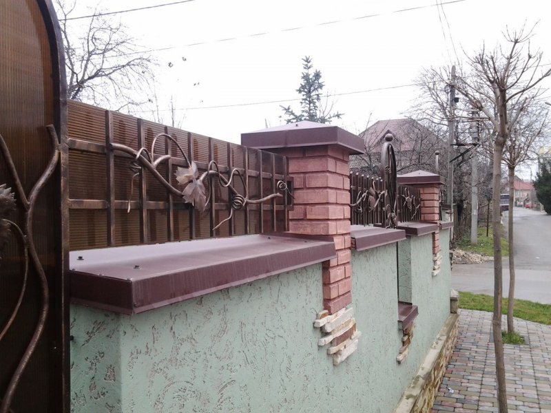 Отлив на кирпичный забор