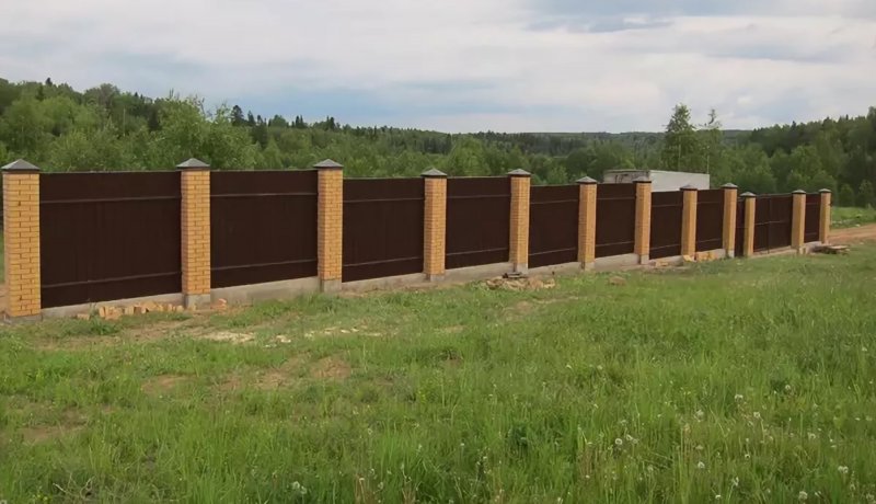 Забор на участке с уклоном