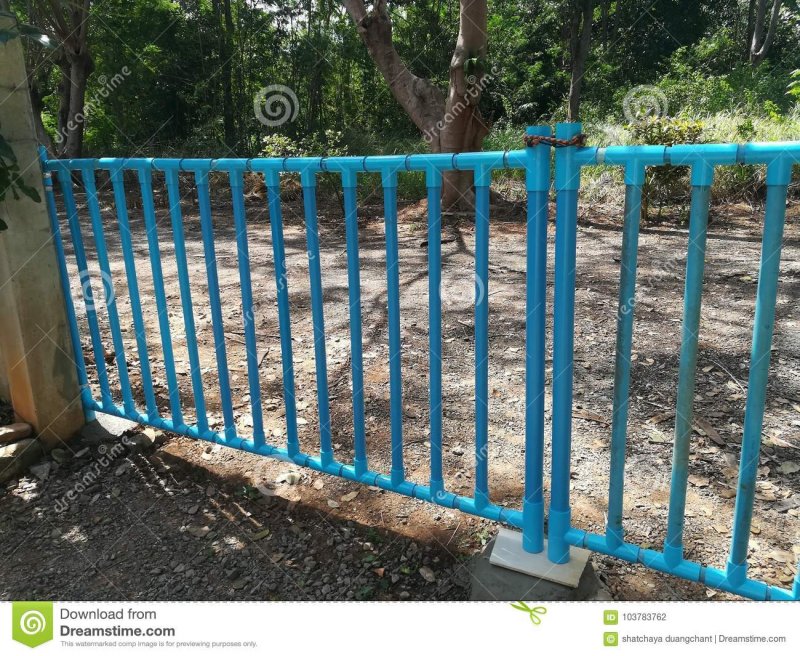 Забор из пластиковых ПВХ труб