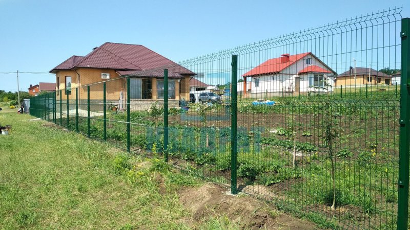 Комбинированный забор из профнастила и сетки