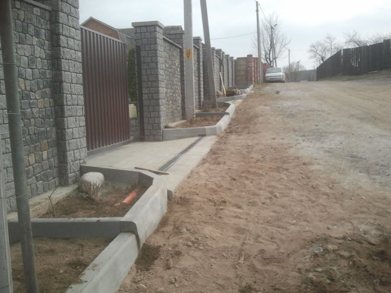 Дорожный бордюр под заезд