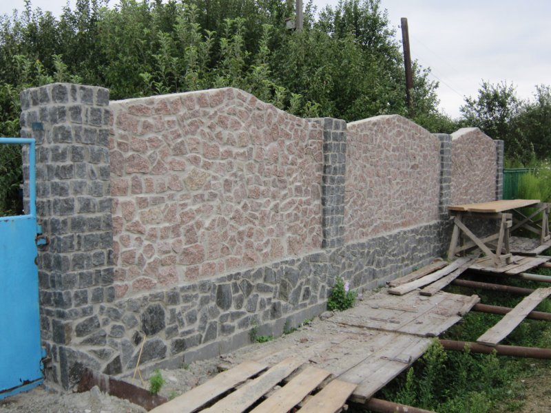 Столбы из гранитной брусчатки
