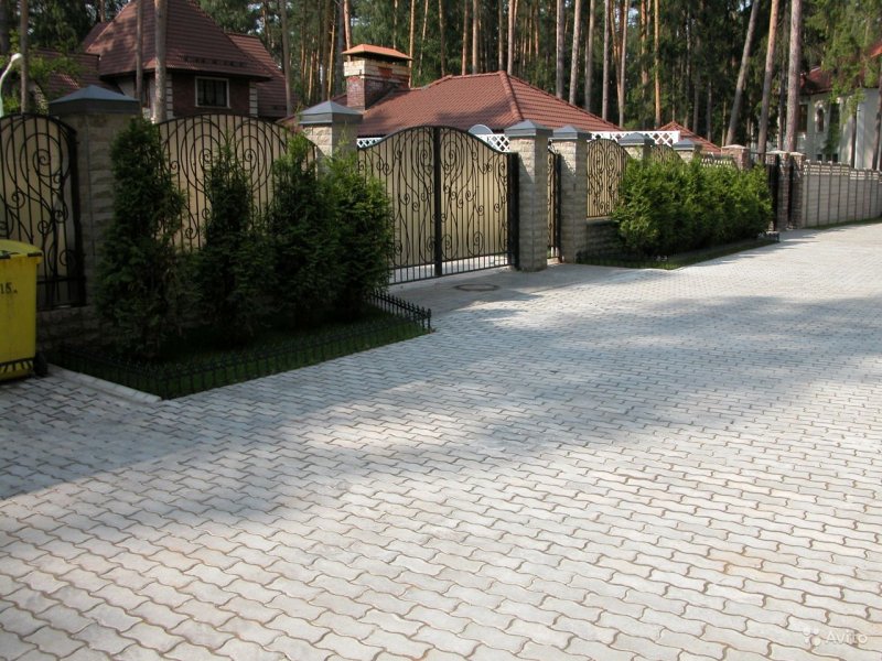 Серая тротуарная плитка перед домом