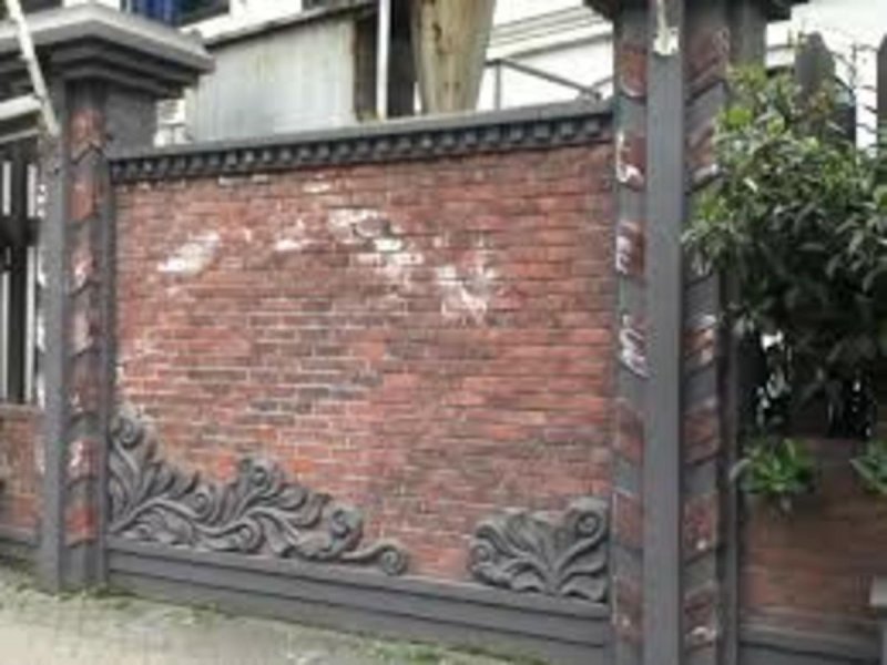 Отделка бетонного забора деревом