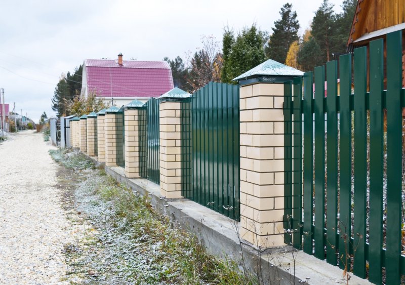 Колпаки на забор