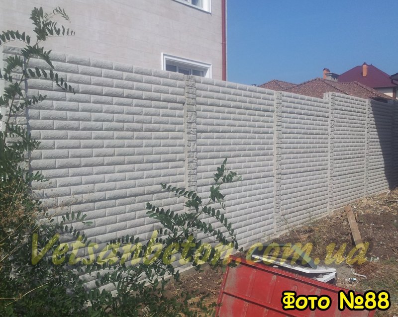Монолитный забор из бетона