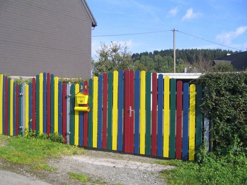 Красит забор