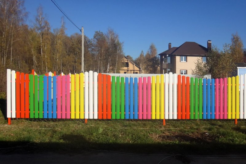 Разноцветный забор
