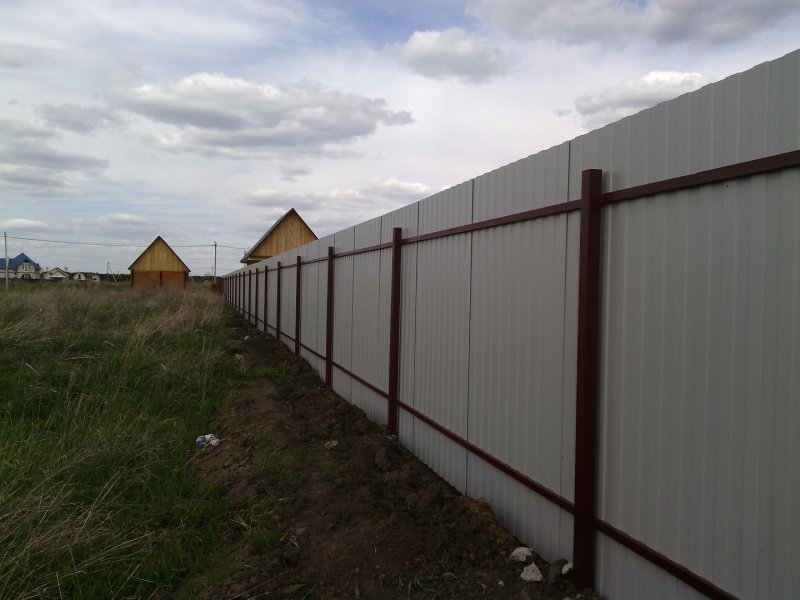 Забор из профлиста внутри участка