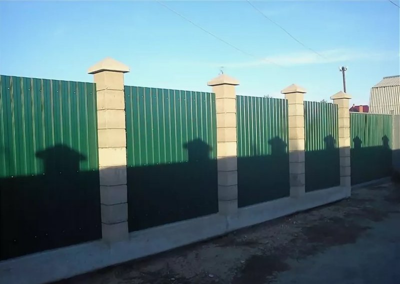 Забор из профнастила с колоннами