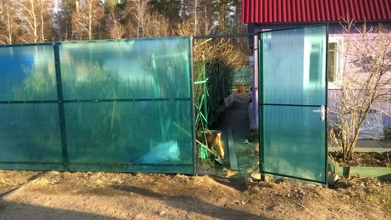Забор обшитый цветным поликарбонатом