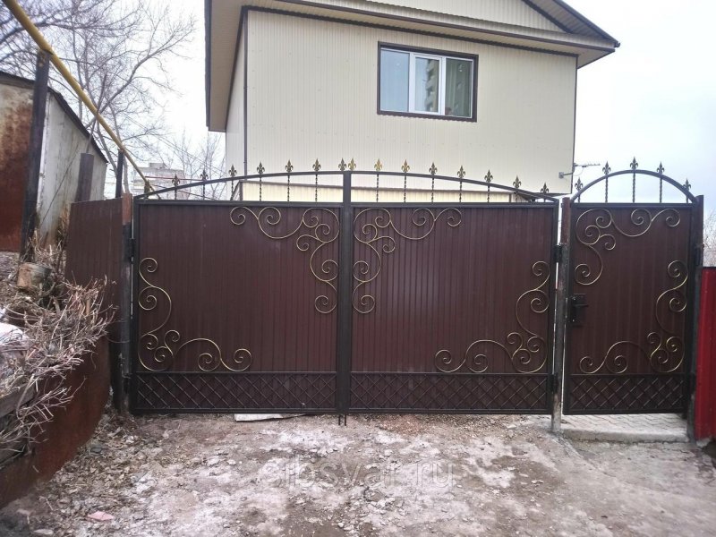 Ворота с калиткой с элементами ковки