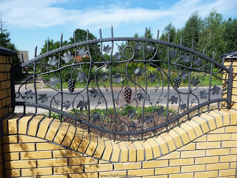 Кирпично кованый забор