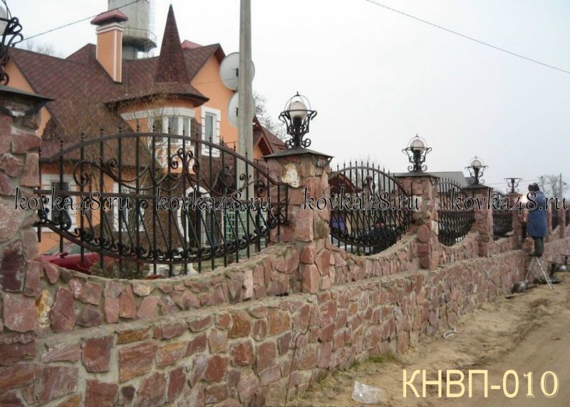 Заборы из камня с элементами ковки