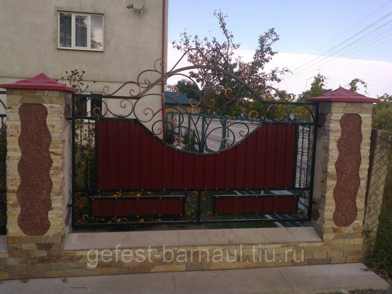 Бордовый забор