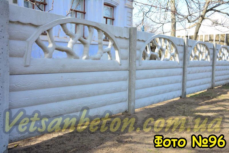 Забор бетонный с деревянной надстройкой