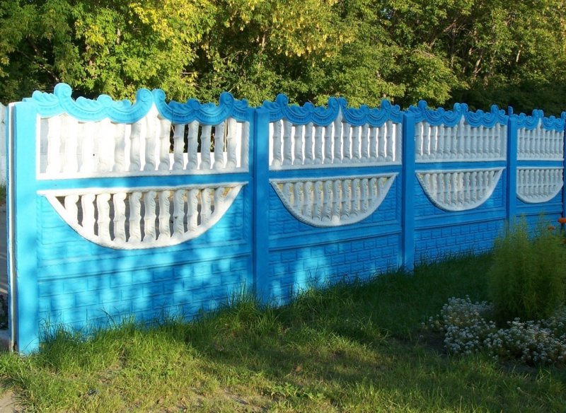 Бетонный забор дачный