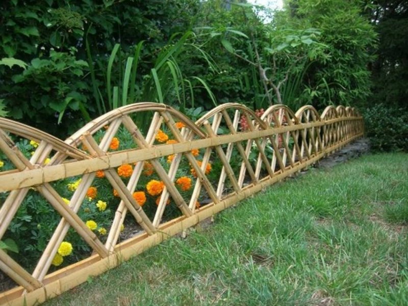 Необычный забор из дерева для клумбы