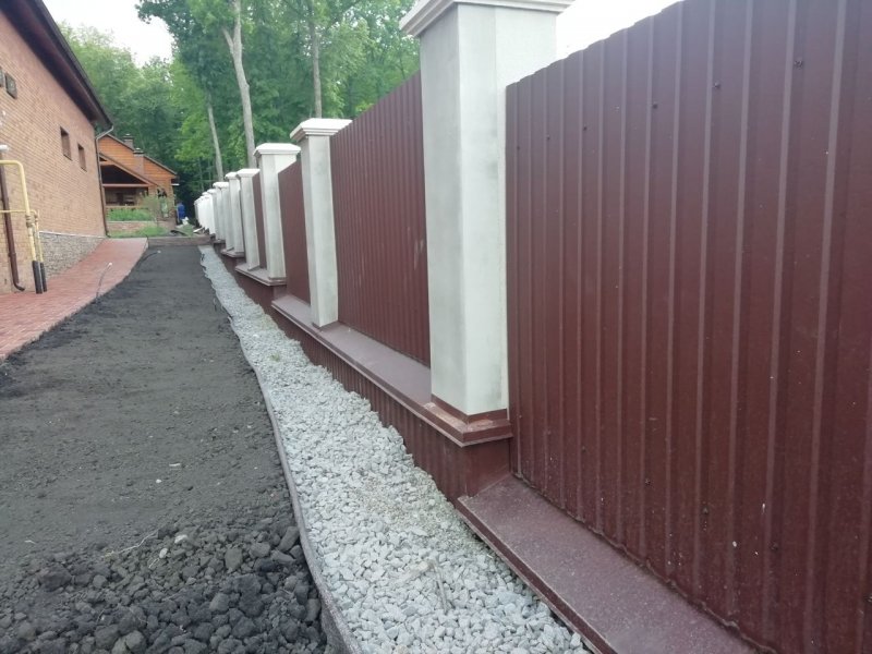 Отделка фундамента забора из профнастила