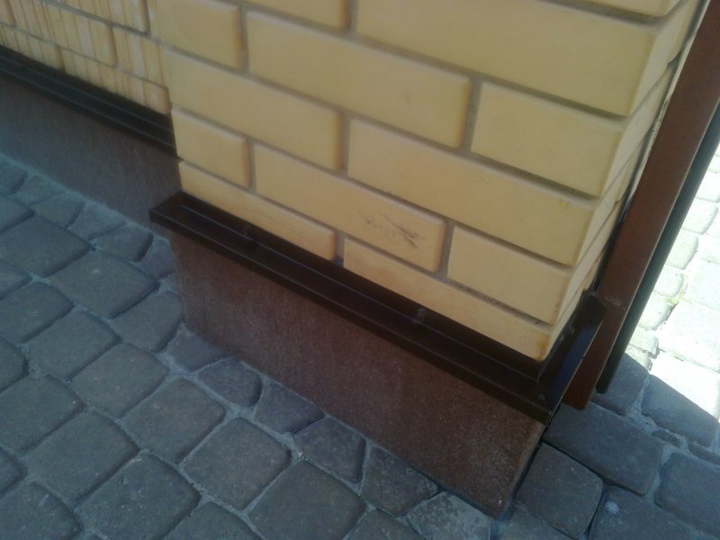 Отливы на цоколь забора