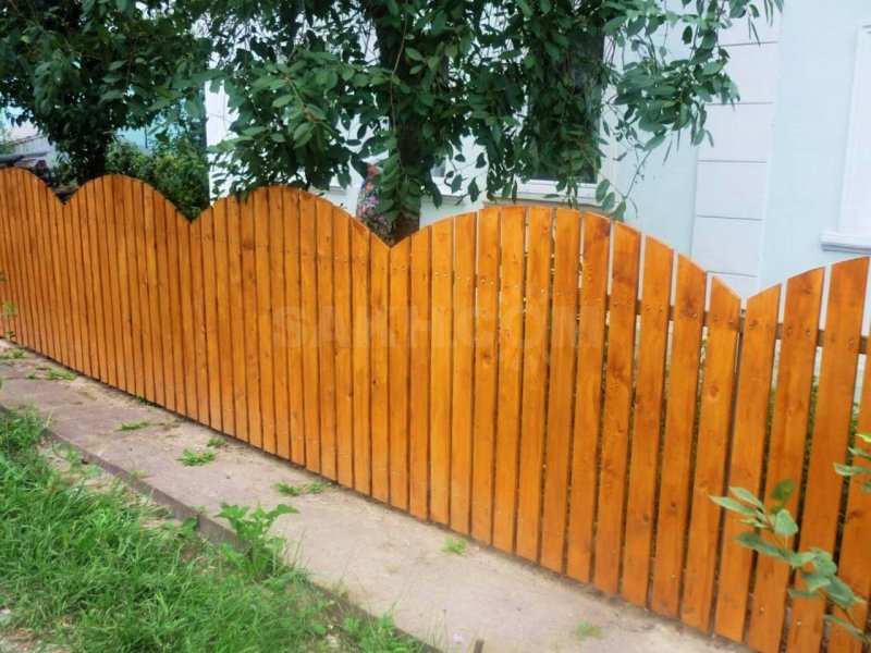 Красивый забор из штакетника