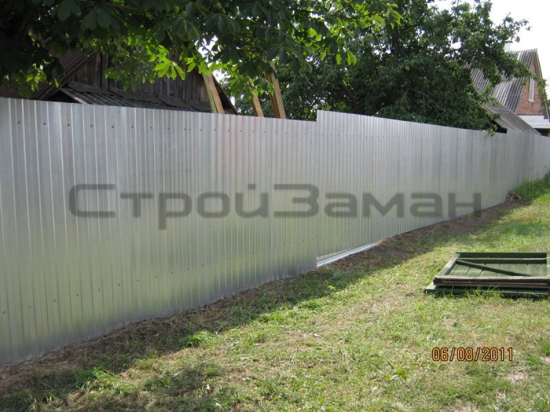 Красивый забор из оцинкованного профлиста