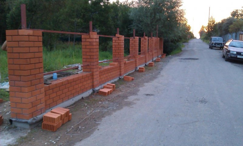 Тумбы под забор из кирпича