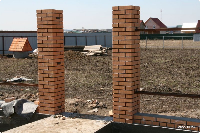 Столбики из кирпича для забора